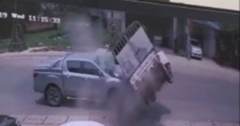 Clip xe bán tải tông xe tải bay vào lề đường, tài xế tử vong tại chỗ