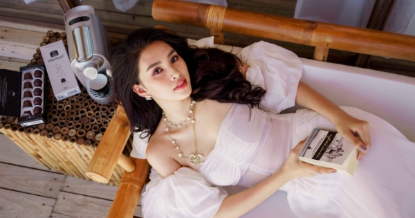 Ngây ngất với vẻ đẹp thuần khiết của Hoa hậu Tiểu Vy ở tuổi 19