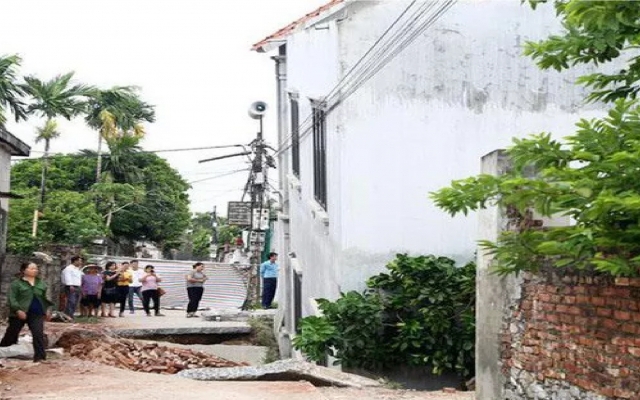 Hiện trường sụt lún làm nghiêng ngôi nhà 2 tầng tại Hà Nội