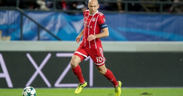 Arjen Robben chính thức treo giày sau 19 năm chơi bóng