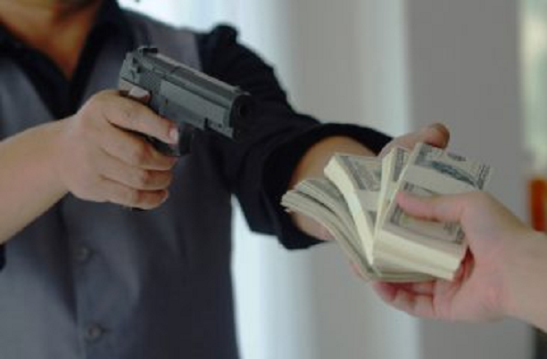 Nghi án nam thanh niên dùng súng đột nhập ngân hàng khiến nhiều người khiếp sợ