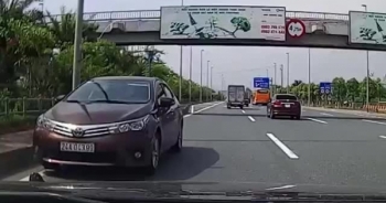 Xuất hiện clip xe Toyota Altis liều mình chạy ngược chiều trên đường Võ Nguyên Giáp