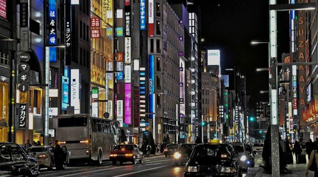 Khu phố mua sắm sầm uất Ginza ở thành phố Tokyo