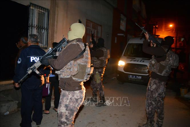 Cảnh sát trong chiến dịch truy quét các đối tượng tình nghi có liên quan đến IS tại Adana, Thổ Nhĩ Kỳ, ngày 10/11/2017. Ảnh tư liệu: AFP/TTXVN.