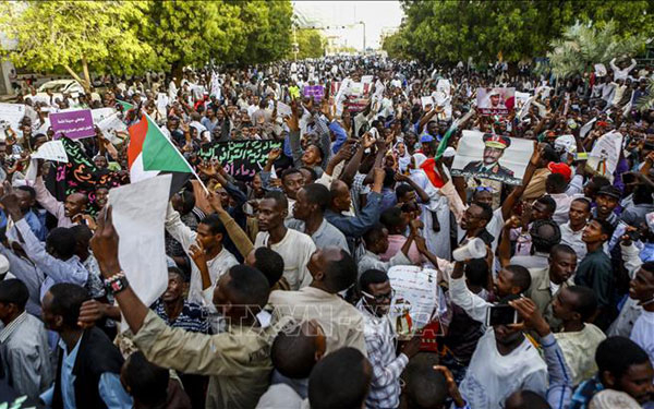 Người biểu tình tập trung tại Khartoum, Sudan (Ảnh tư liệu: AFP/TTXVN).