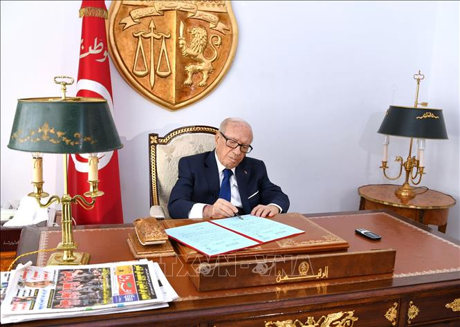 Tổng thống Tunisia Beji Caid Essebsi ký sắc lệnh về tổng tuyển cử ngày 5/7. Ảnh: AFP/TTXVN.
