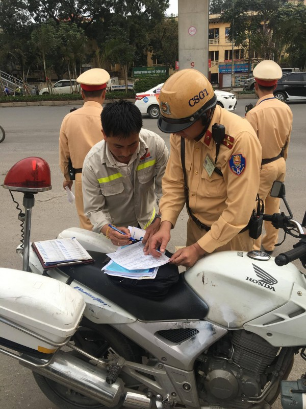 Lực lượng chức năng kiểm tra người và phương tiện trên trục đường Nguyễn Trãi. Ảnh: Đ.L