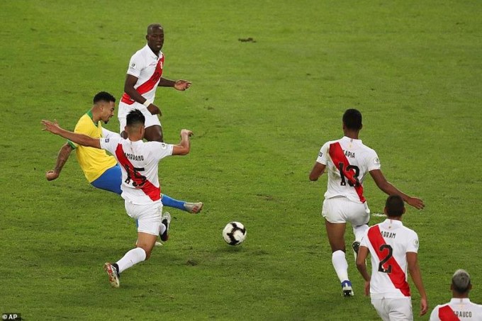 Jesus dứt điểm nhanh nâng tỉ số lên 2-1 cho Brazil.