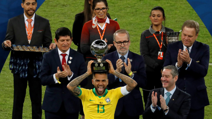 Alves giật giải Cầu thủ xuất sắc nhất Copa America 2019