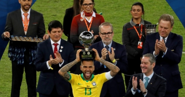 Đội trưởng Dani Alves lập thành tích chưa từng có trong lịch sử sau kỳ Copa America 2019