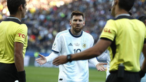Vì sao Messi giận dữ mắng trọng tài