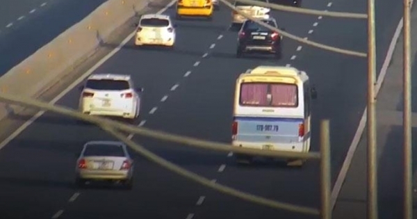Phạt tài xế 5,5 triệu đồng vì dừng xe khách giữa cao tốc