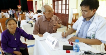 Bệnh viện Bạch Mai khám bệnh, tặng quà cho những người có công với đất nước tại Hà Nam