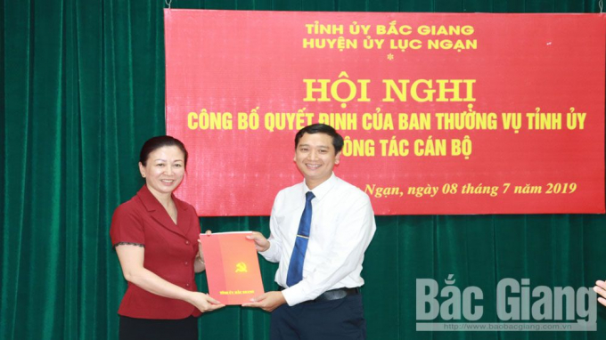 Đồng chí Lê Thị Thu Hồng trao quyết định bổ nhiệm cho đồng chí Nguyễn Việt Oanh.