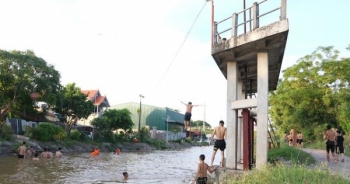 Trò chơi "nhảy cầu" mạo hiểm của thiếu niên ngoại thành Hà Nội