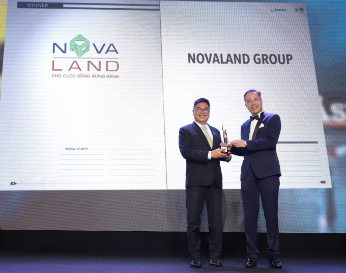 Ông Bùi Xuân Huy, Tổng Giám đốc Tập đoàn Novaland (trái) nhận giải thưởng từ ông William Ng, Tổng Biên tập Tạp chí HR Asia.