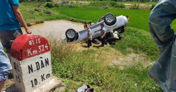 Nghệ An: Lật xe 7 chỗ, 1 người chết 5 người bị thương