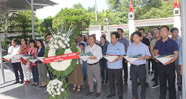 Đoàn chuẩn bị dâng lễ lên phần mộ 10 nữ thanh niên xung phong tại Ngã ba Đồng Lộc.