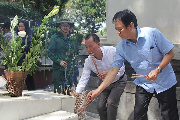 Tổng biên tập Đào Văn Hội và Phó Tổng biên tập Đặng Ngọc Luyến dâng hương tại phần mộ các chị.