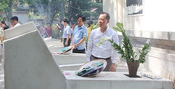 Tổng biên tập Đào Văn Hội cùng các phóng viên, cán bộ dâng lễ lên phần mộ 10 nữ thanh niên xung phong.