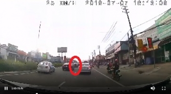 Thái Nguyên: "Quái xế sửu nhi" lạng lách trên đường, cả người và xe máy chui vào gầm ô tô