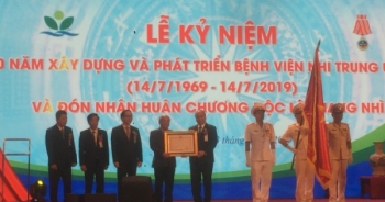 Bệnh viện Nhi Trung ương đón nhận huân chương Độc lập hạng nhì