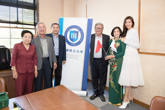 Cả đoàn được tham quan thư viện, phòng học và được tham gia vào cuộc họp văn hoá Việt - Nhật cùng ban lãnh đạo nhà trường.
