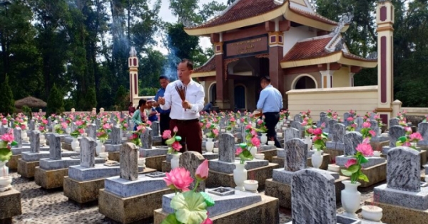Báo Pháp luật Việt Nam sẻ chia với các hoàn cảnh khó khăn trên hành trình bồi đắp tâm hồn