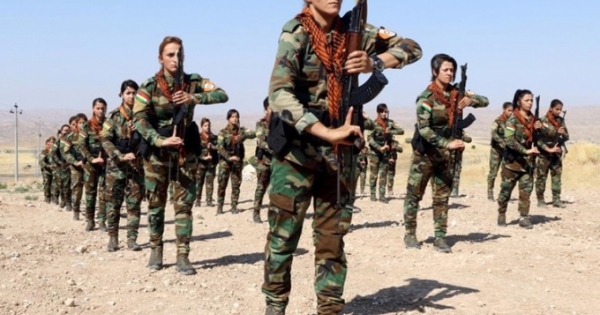 Hình ảnh quốc tế ấn tượng: Dàn "bóng hồng" người Kurd cầm súng khổ luyện tại Iraq
