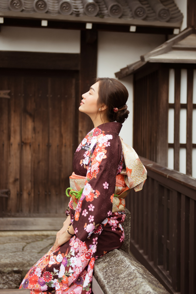 Á hậu Lệ Hằng còn khiến người hâm mộ thích thú khi diện bộ trang phục truyền thống - kimono tượng trưng cho người phụ nữ và vẻ đẹp của đất nước Nhật Bản tại thành cổ Kyoto.