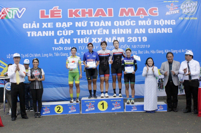 Vũ Phương Thanh - đại sứ thương hiệu nhãn hàng Number 1 cùng BTC trao giải cho các tay đua ở chặng đầu tiên.