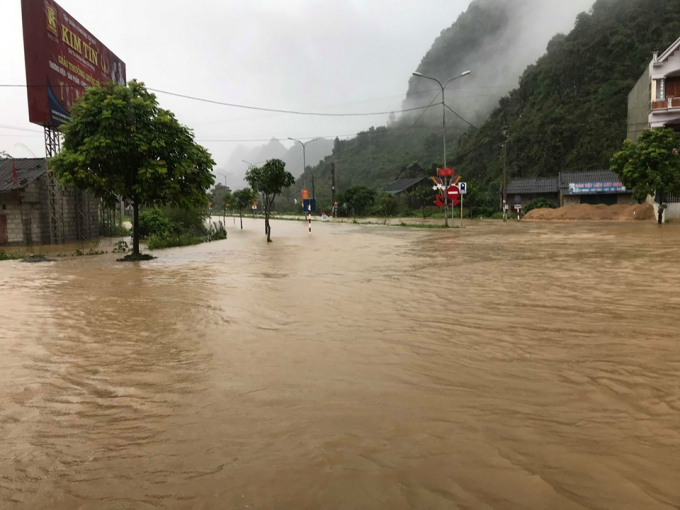 Tuyến đường từ Quảng Uyên đi thị trấn Trùng Khánh ngập sâu trong nước.