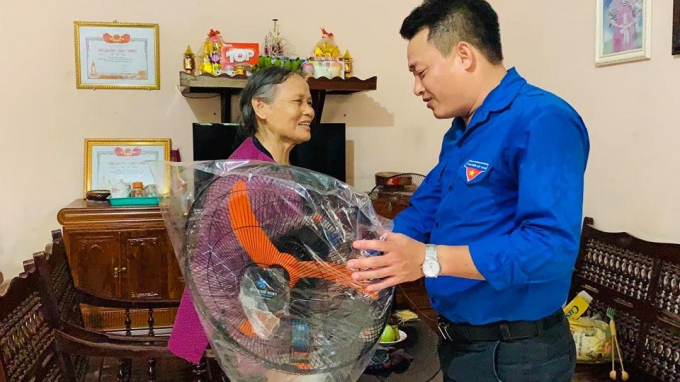 Thầy Phạm Văn Tám – bí thư Đoàn trường trao tặng quà cho hộ gia đình chính sách.