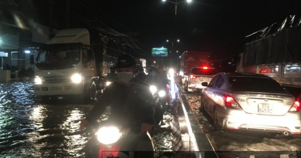 Bình Dương: Sau mưa lớn, quốc lộ 13 ngập nặng