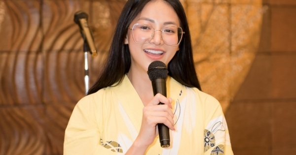 Hoa hậu Phương Khánh mặc kimono hát live hit của Chi Pu