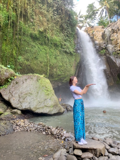 Thác nước tegenugan waterfall ở ubud.