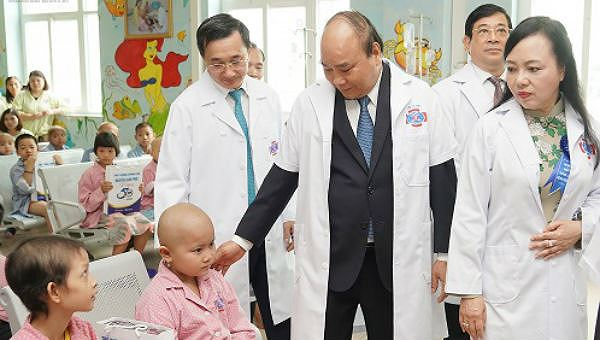 Thủ tướng thăm hỏi các bệnh nhi tại Bệnh viện K