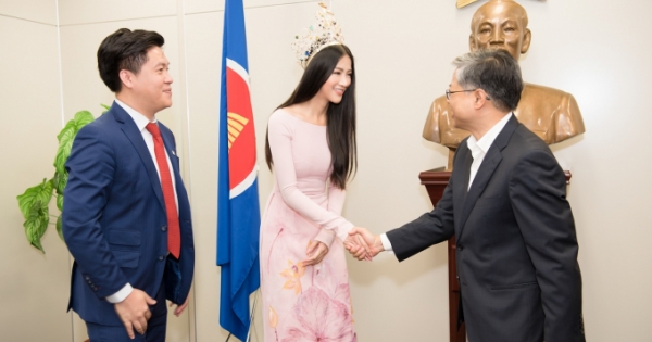 Hoa hậu Phương Khánh đẹp dịu dàng với áo dài truyền thông đến thăm Lãnh sự quán Việt Nam tại Nhật