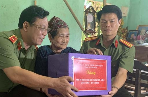 Thiếu tướng Nguyễn Hải Trung tặng quà Mẹ Việt Nam Anh hùng Hà Thị Nghé.