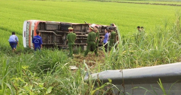Nghệ An: Lật xe buýt 1 người chết, 3 người nhập viện cấp cứu