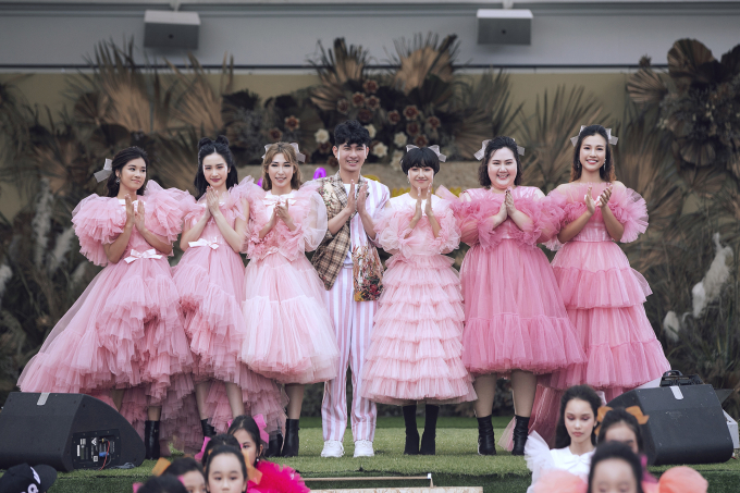 BST có sự tham gia trình diễn của dàn diễn viên phim “Tháng năm rực rỡ”: Chibi Hoàng Yến, Khổng Tú Quỳnh, Trịnh Thảo, Minh Thảo, Jun Vũ, Á hậu Hoàng Oanh.