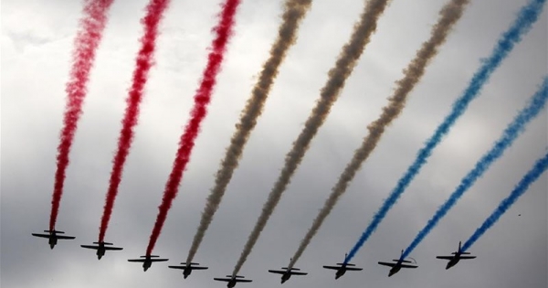 Hình ảnh quốc tế ấn tượng: Mãn nhãn màn trình diễn máy bay nhân ngày Quốc khánh Pháp
