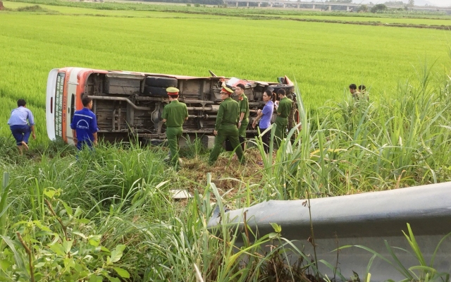 Nghệ An: Lật xe buýt 1 người chết, 3 người nhập viện cấp cứu