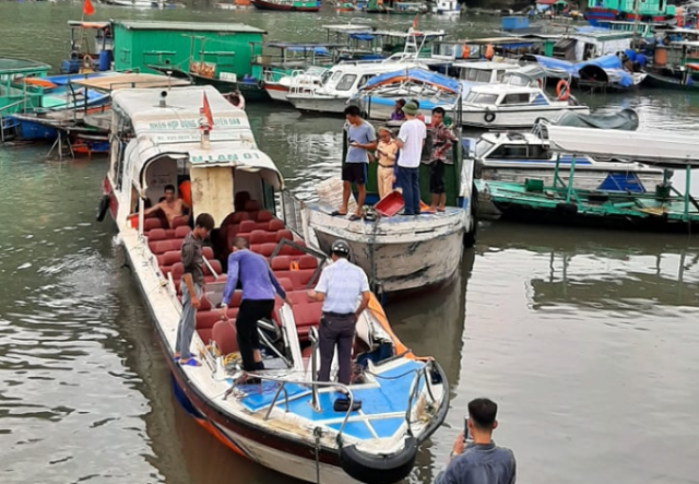 Quảng Ninh: Tàu cao tốc bay nóc sau khi tông tàu buôn hải sản, nhiều người bị thương