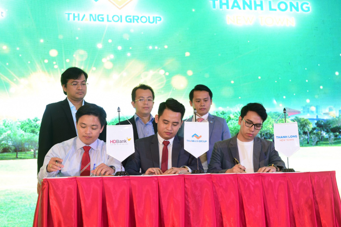 Đại diện ngân hàng HD Bank ký kết chính sách vay mua tại dự án Young Town Tây Bắc Sài Gòn.