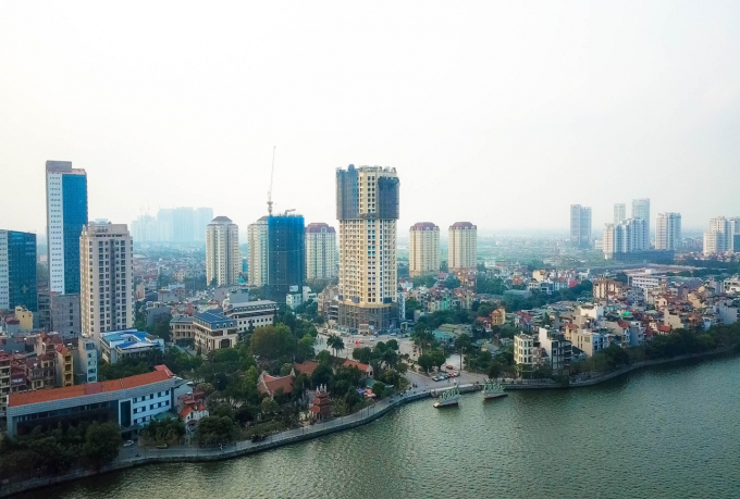 Trung tâm của cơn sốt bất động sản phía Tây thành phố chính là khu vực Hồ Tây, nơi được mệnh danh là huyệt đạo đầu rồng, vượng phong thủy, nơi quy tụ tinh hoa của cả thành phố Hà Nội.
