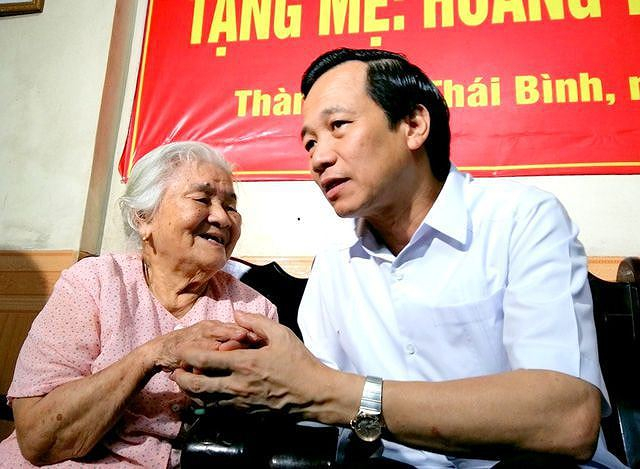 Bộ trưởng Đào Ngọc Dung tới thăm và tặng quà Mẹ Việt nam Anh hùng tại Thái Bình.