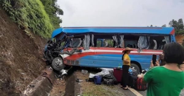Tuyên Quang: Xe khách va chạm với xe đầu kéo, hơn 10 người nhập viện cấp cứu
