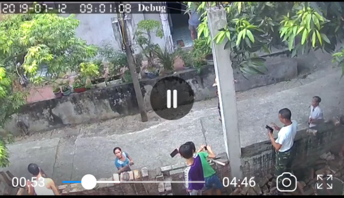 Hình ảnh video 2 người phụ nữ dùng gậy xô đẩy tường rào của nhà bà Thịnh (Video do anh Đảng cung cấp).