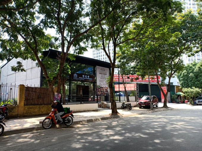 Khu vực nhà hàng, quán ăn, gara ô tô trên khu đất của trường Cao đẳng Công nghệ Môi trường Hà Nội.
